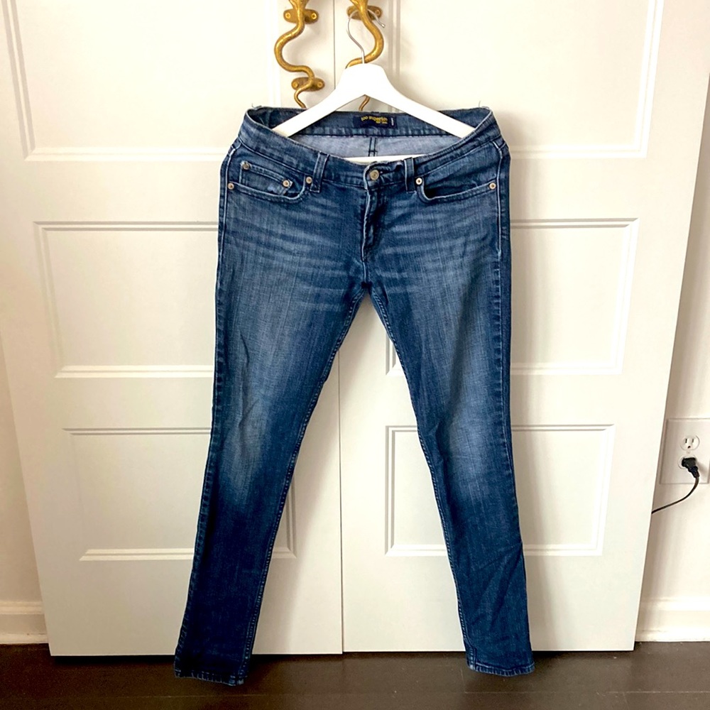 Low cut - Too Superflow Levi’s - size 9. Fitted leg cut.